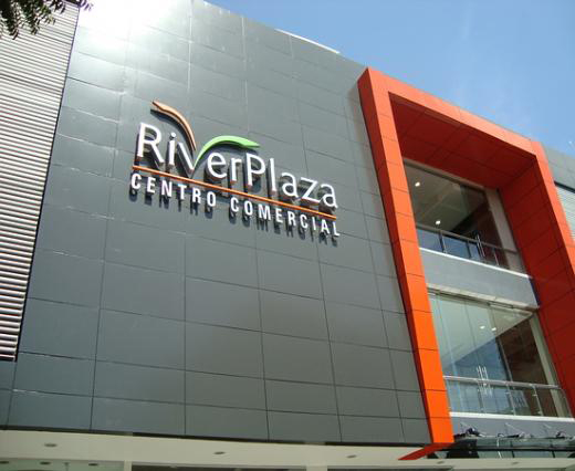 river plaza logo en fachada